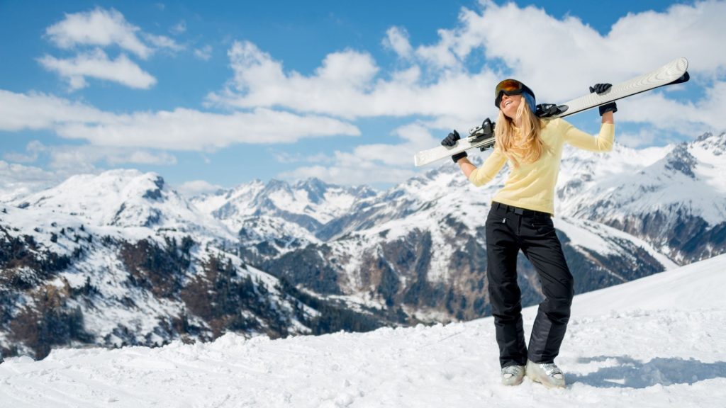 Ragazza in abbigliamento da sci